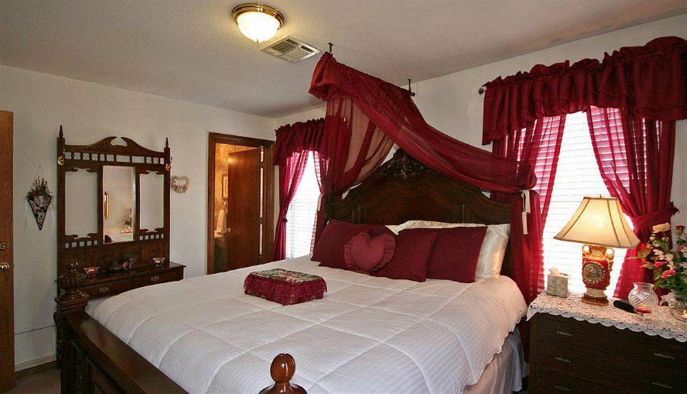 The Whispering Pines Inn Norman Esterno foto