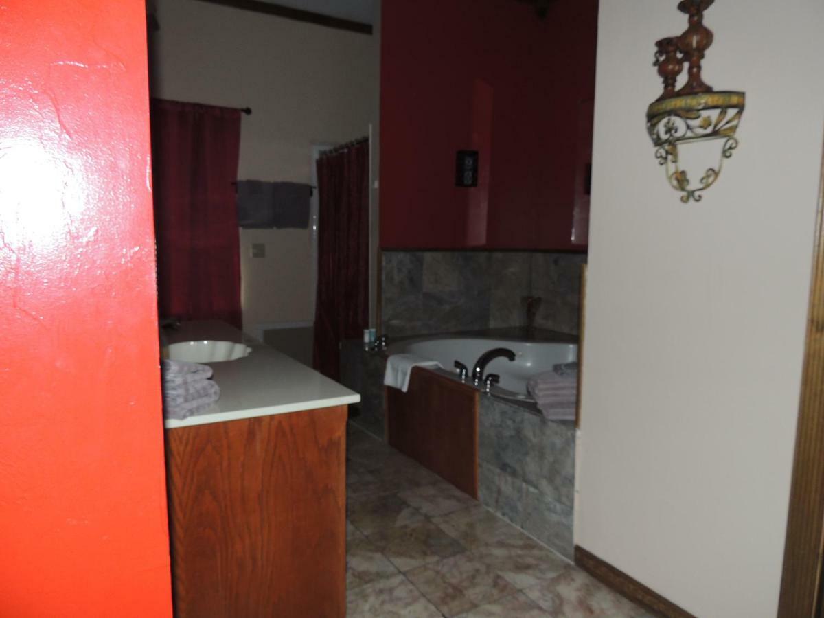 The Whispering Pines Inn Norman Esterno foto