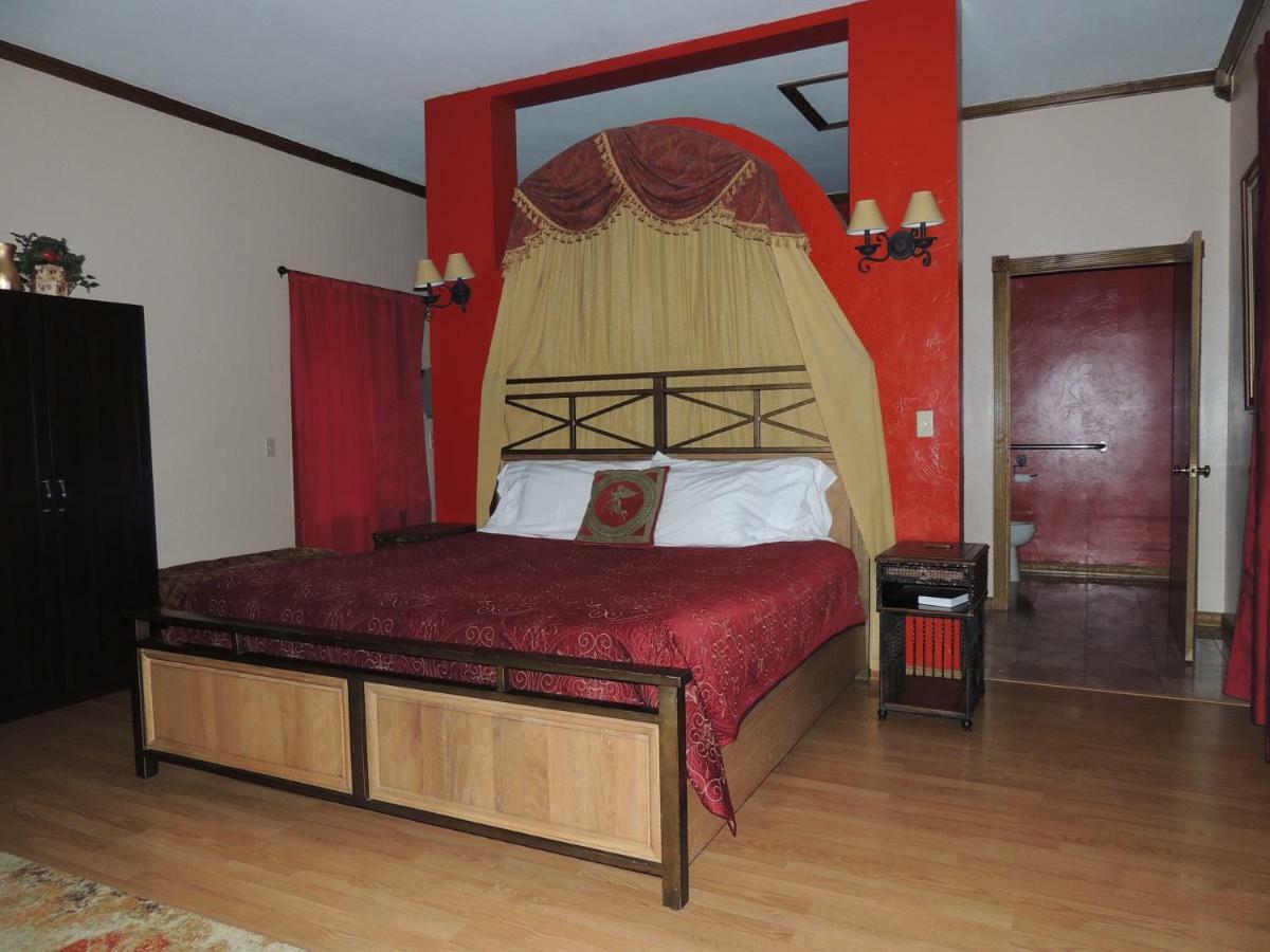 The Whispering Pines Inn Norman Esterno foto