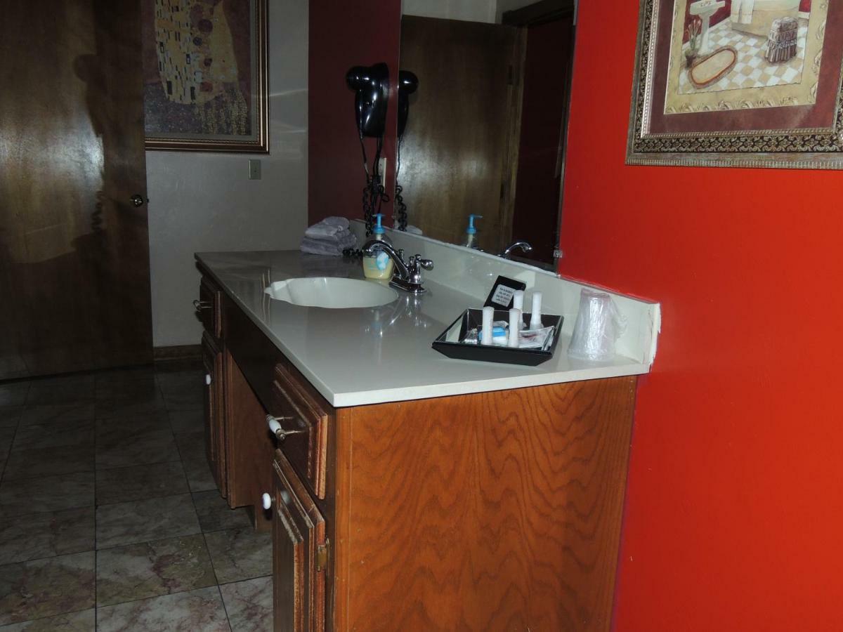The Whispering Pines Inn Norman Esterno foto